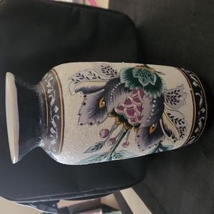 VINTAGE HANDCRAFTED AND HAND PAINTED BEAUTIFUL CERAMIC FLOWER VASE